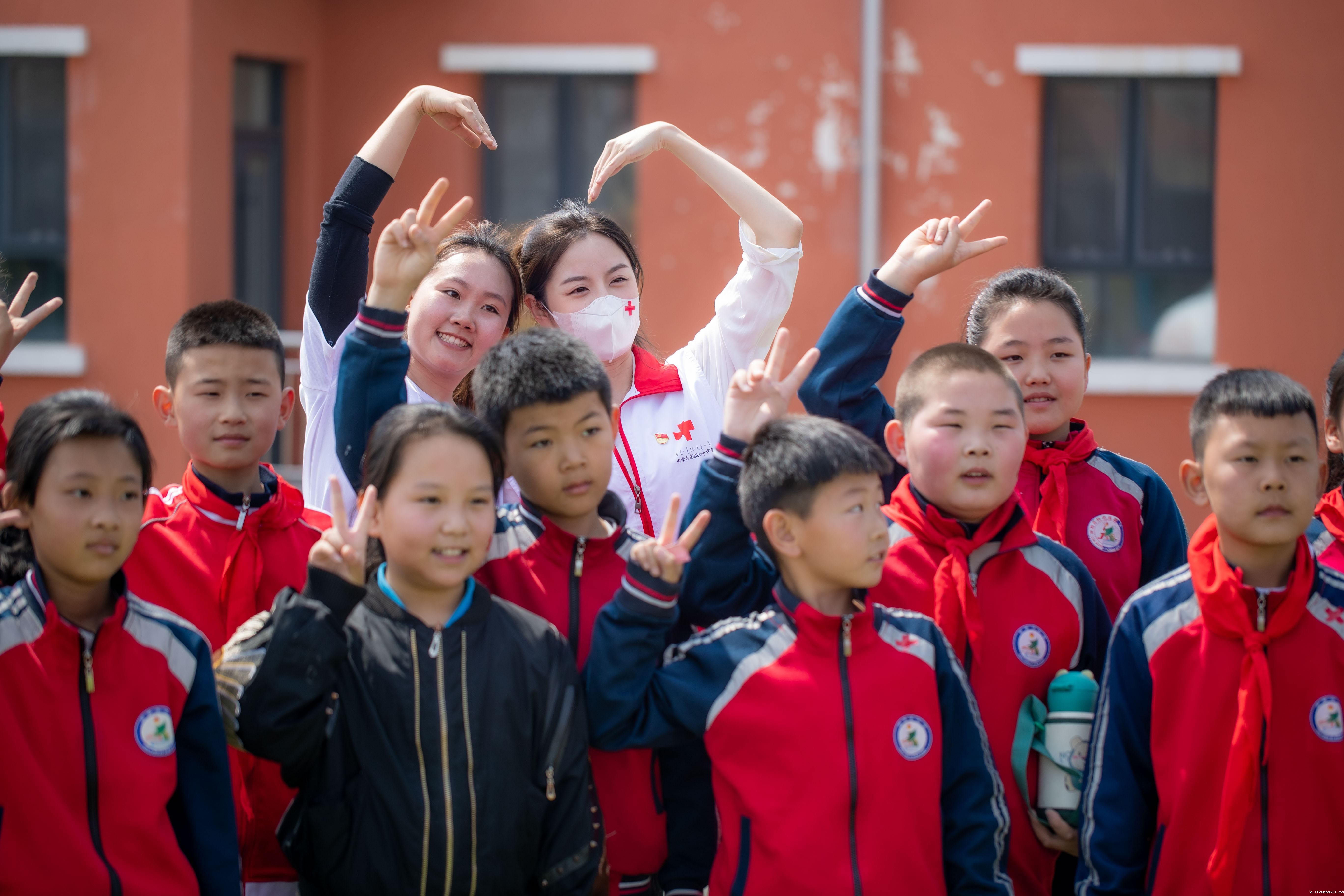 2023年5月10日上午,内蒙古自治区红十字会联合内蒙古日报社全媒体视觉中心来到呼和浩特市和林县盛乐镇新营子小学,举办了“惠民生 暖民心 顺民意 解民忧 办实事”主题实践系列之“红十字送服务到学校”活动。.jpg 2023年5月10日上午,内蒙古自治区红十字会联合内蒙古日报社全媒体视觉中心来到呼和浩特市和林县盛乐镇新营子小学,举办了“惠民生 暖民心 顺民意 解民忧 办实事”主题实践系列之“红十字送服务到学校”活动。.jpg