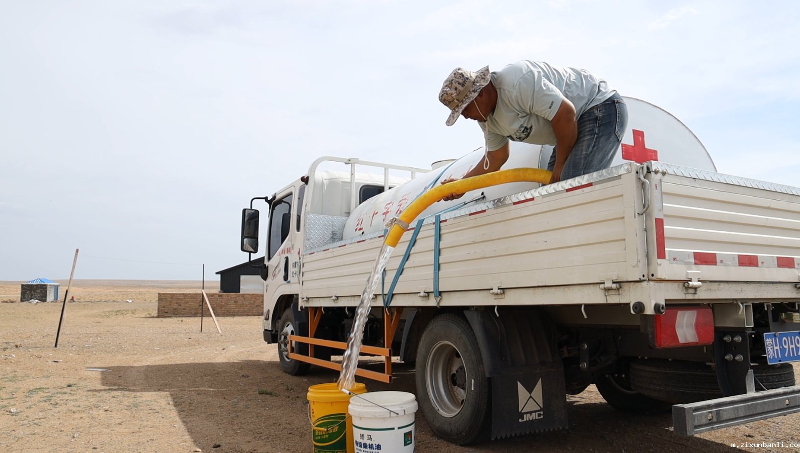 在锡林郭勒地区实施抗旱版赈济救助项目,志愿抗旱运水车为当地农牧民解决因干旱导致的燃眉之急。.png 在锡林郭勒地区实施抗旱版赈济救助项目,志愿抗旱运水车为当地农牧民解决因干旱导致的燃眉之急。.png