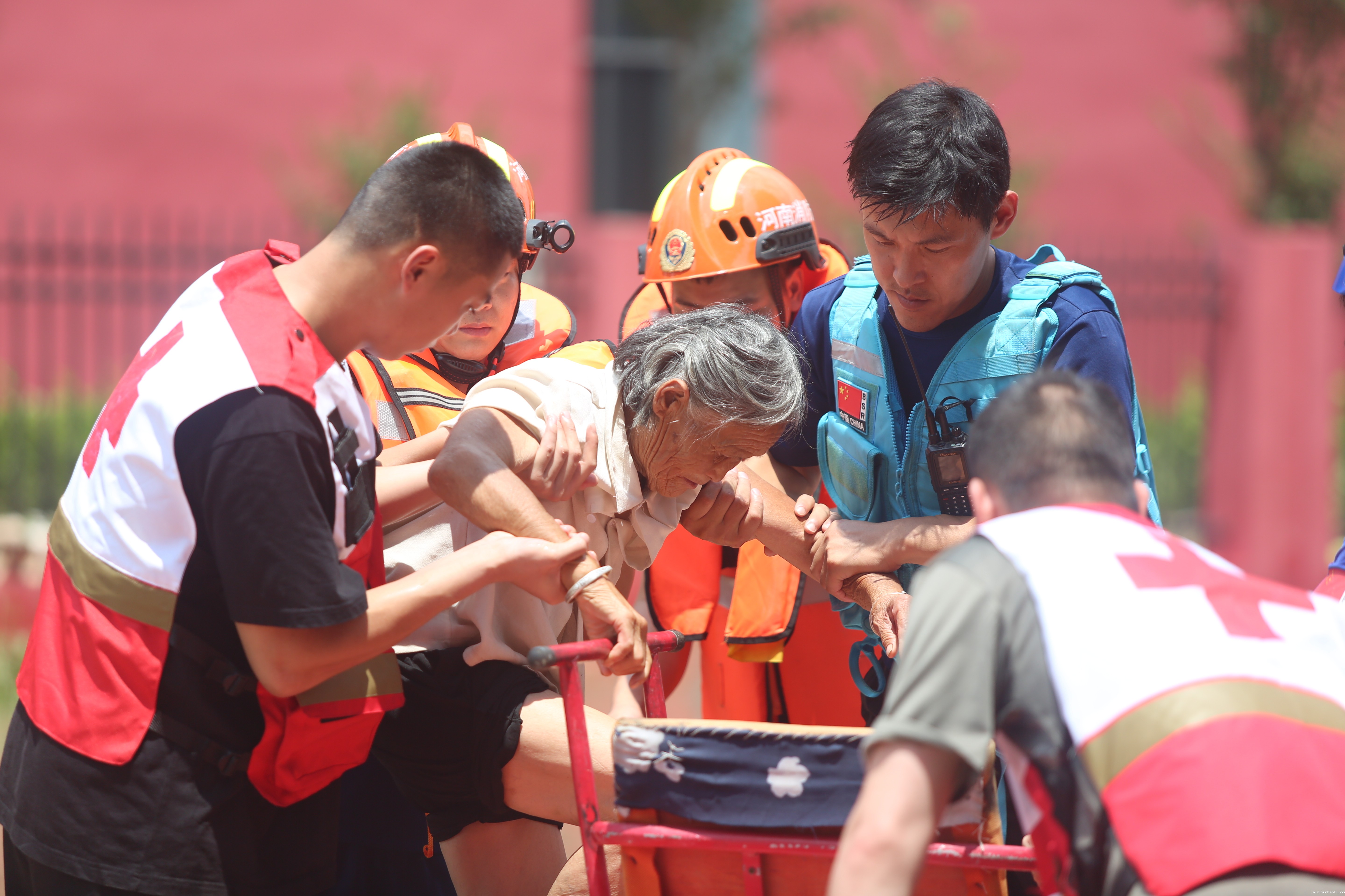 7.20郑州特大暴雨灾害救援照片.jpg 7.20郑州特大暴雨灾害救援照片.jpg