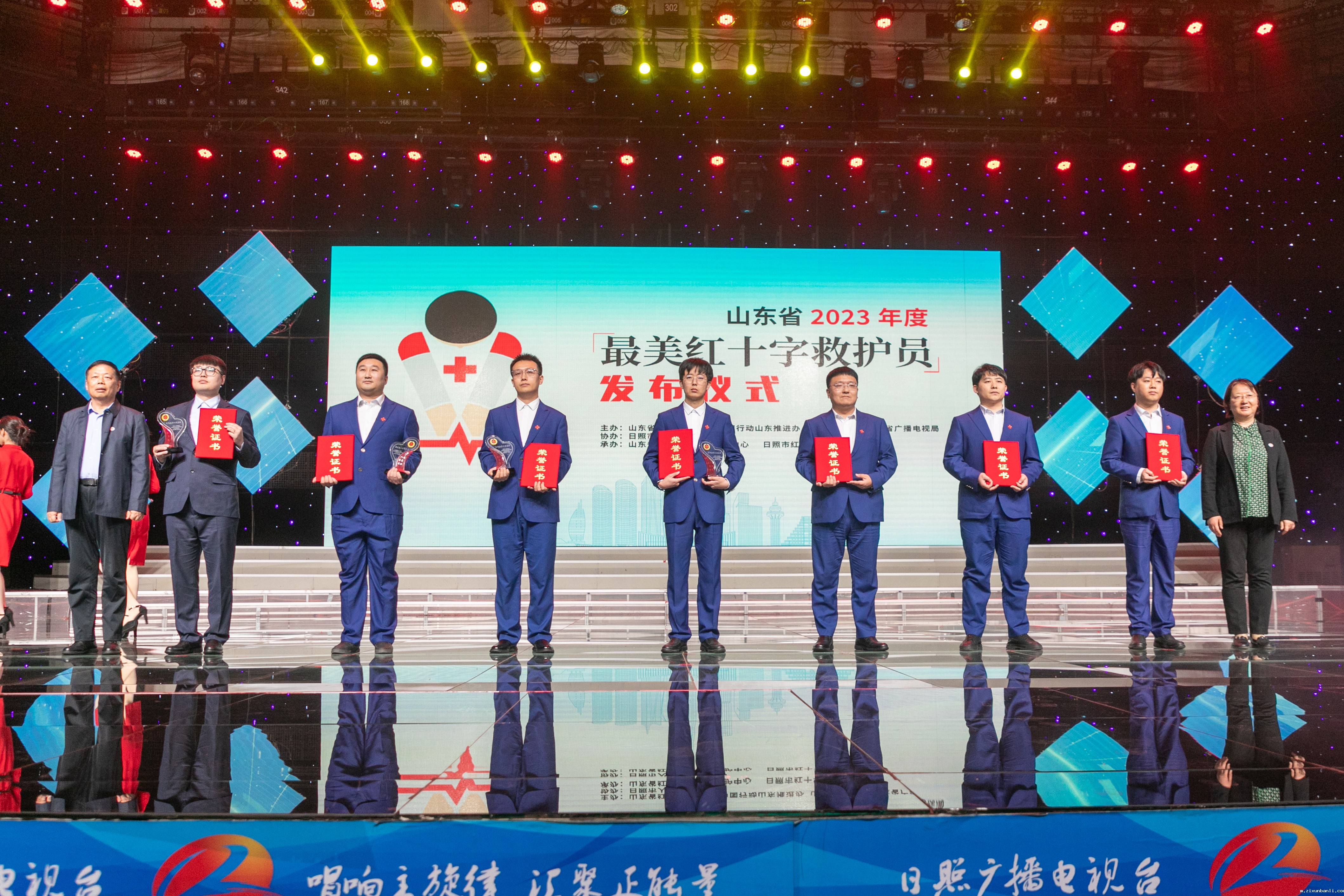 2023年12月,承办年度”山东省最美红十字救护员“发布仪式.jpg 2023年12月,承办年度”山东省最美红十字救护员“发布仪式.jpg