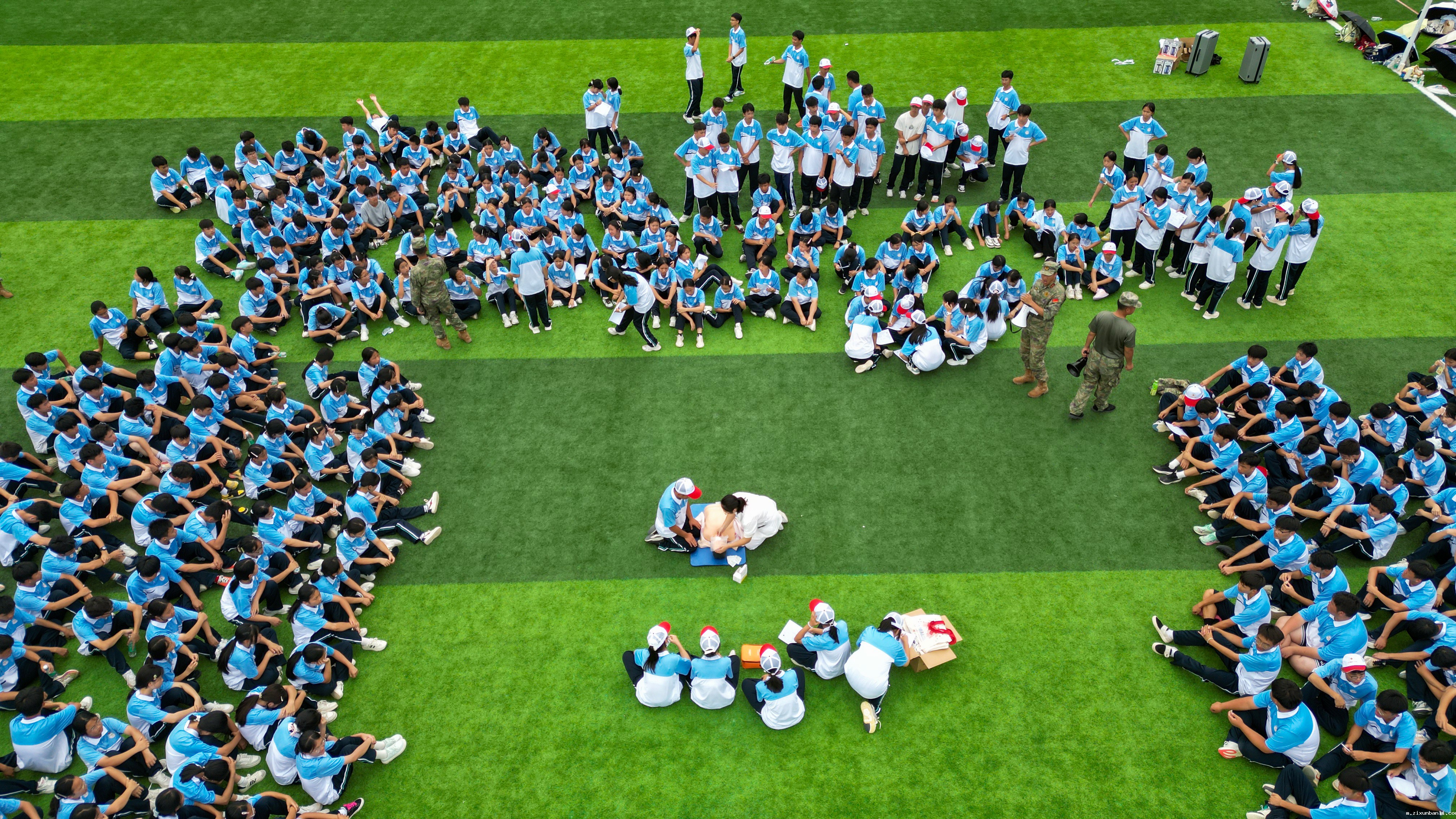 1b1  9月29日，在贵州省从江县第一民族中学，红十字会工作人员现场为学生讲解心肺复苏急救常识。 (3).jpg